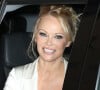 Pamela Anderson signe des autographes à la sortie des studios de l'émission "The View" à New York, où elle est venue faire la promotion du spectacle "Chicago". Le 5 avril 2022 