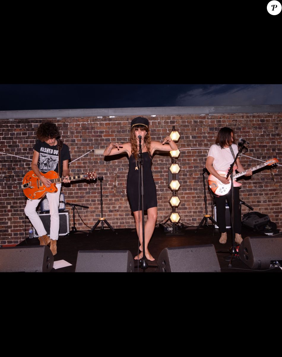 Lou Doillon en concert lors de la soirée de présentation de la nouvelle plateforme de marque "Génération IKKS" et de la première capsule iconique "La Leather Story" sur les toits de la capitale, rue d'Abbeville, à Paris. Le 8 septembre 2021 © Rachid Bellak / Bestimage