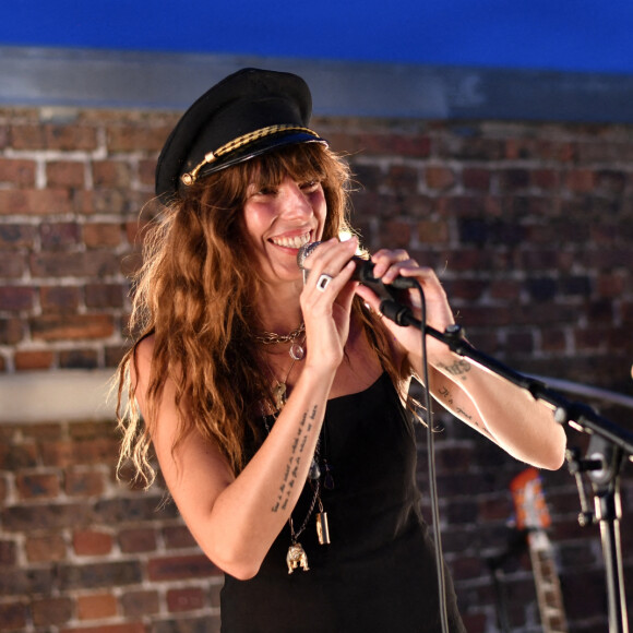 Lou Doillon en concert lors de la soirée de présentation de la nouvelle plateforme de marque "Génération IKKS" et de la première capsule iconique "La Leather Story" sur les toits de la capitale, rue d'Abbeville, à Paris. Le 8 septembre 2021 © Rachid Bellak / Bestimage 