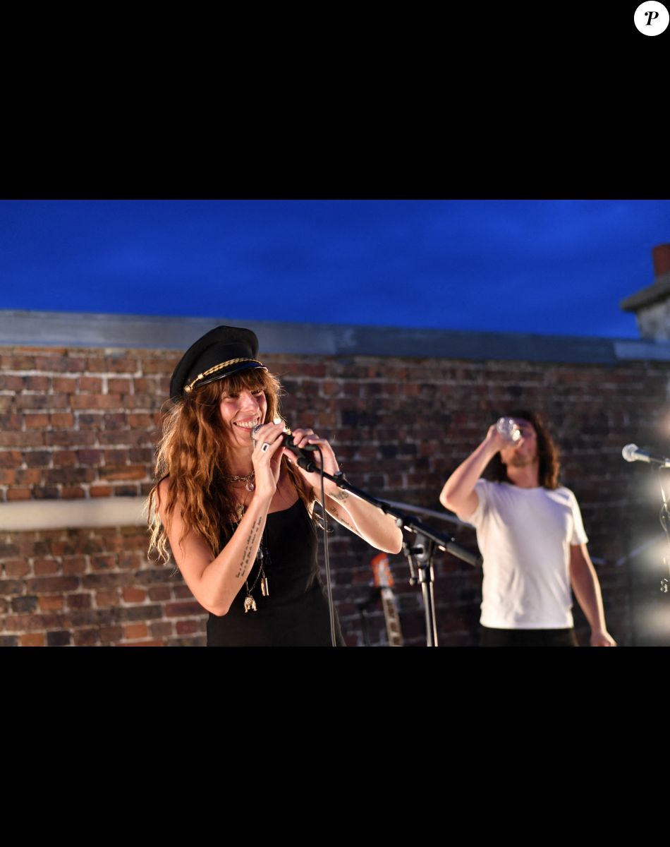 Lou Doillon en concert lors de la soirée de présentation de la nouvelle plateforme de marque "Génération IKKS" et de la première capsule iconique "La Leather Story" sur les toits de la capitale, rue d'Abbeville, à Paris. Le 8 septembre 2021 © Rachid Bellak / Bestimage