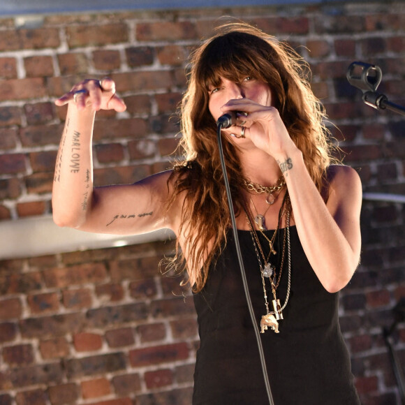 Lou Doillon en concert lors de la soirée de présentation de la nouvelle plateforme de marque "Génération IKKS" et de la première capsule iconique "La Leather Story" sur les toits de la capitale, rue d'Abbeville, à Paris. Le 8 septembre 2021 © Rachid Bellak / Bestimage 