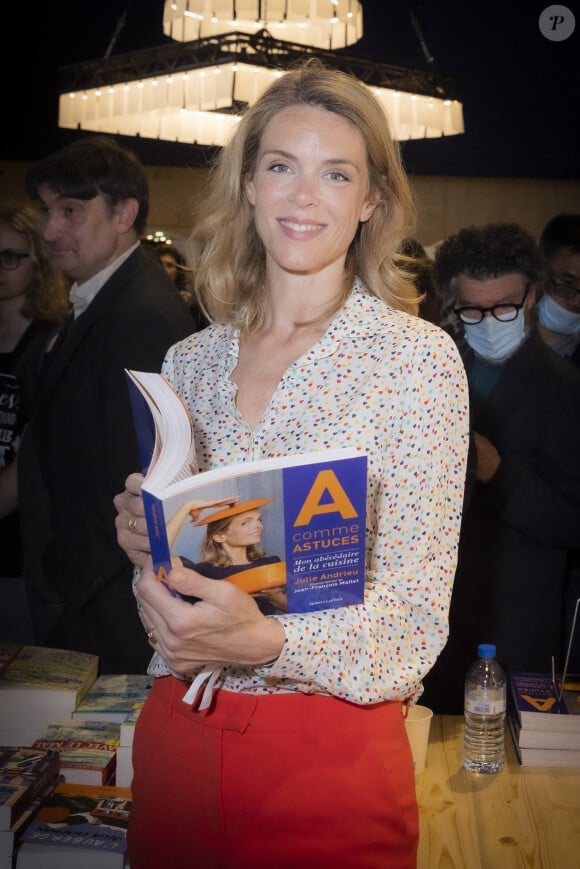 Julie Andrieu au Festival du Livre de Paris au Grand Palais éphémère à Paris, France, le 22 avril 2022. © Jack Tribeca/Bestimage