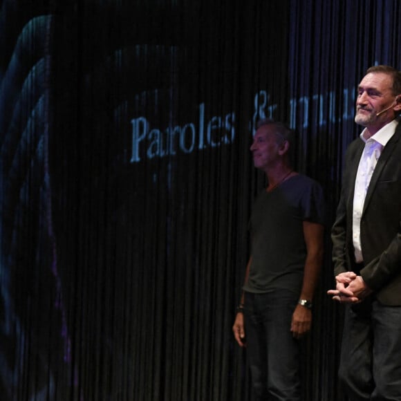 Exclusif - Alain Lanty, Jean-Paul Rouve et son chien - Personnalités à la première du spectacle de Jean-Paul Rouve "J'ai pas l'air" au Théâtre Antoine à Paris. Le 22 septembre 2022 © G.Gorassini-B.Rindoff Petroff / Bestimage 