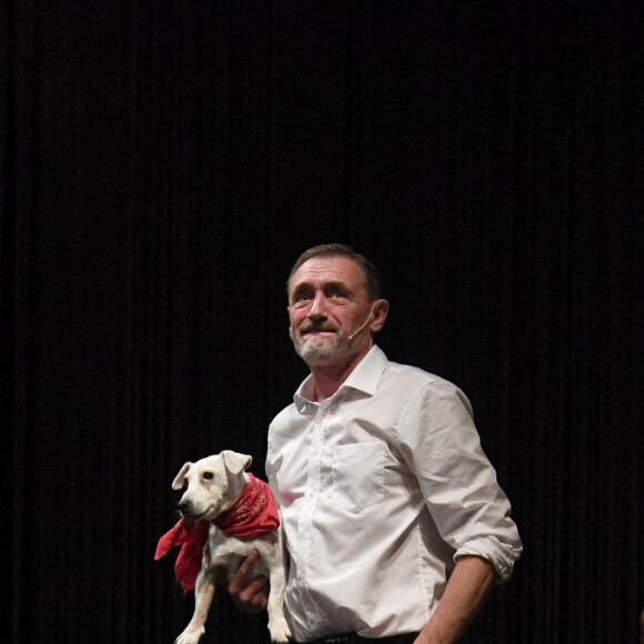 Exclusif - Jean-Paul Rouve et son chien - Personnalités à la première du spectacle de Jean-Paul Rouve "J'ai pas l'air" au Théâtre Antoine à Paris. Le 22 septembre 2022 © G.Gorassini-B.Rindoff Petroff / Bestimage 