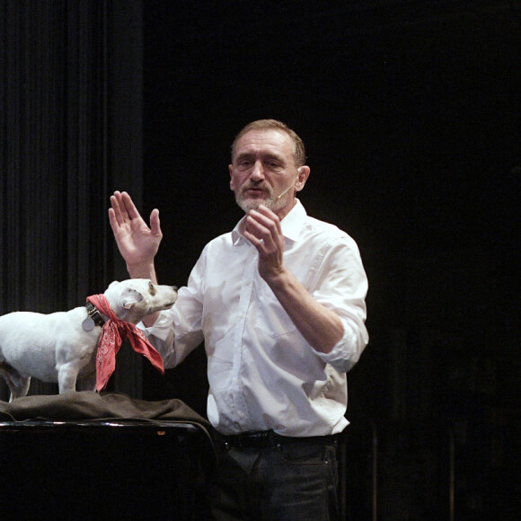 Exclusif - Alain Lanty, Jean-Paul Rouve et son chien - Personnalités à la première du spectacle de Jean-Paul Rouve "J'ai pas l'air" au Théâtre Antoine à Paris. Le 22 septembre 2022 © G.Gorassini-B.Rindoff Petroff / Bestimage 