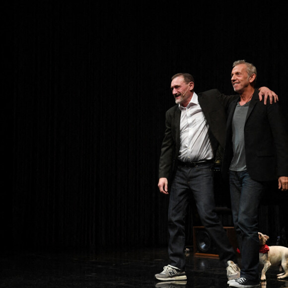 Exclusif - Alain Lanty, Jean-Paul Rouve et son chien - Personnalités à la première du spectacle de Jean-Paul Rouve "J'ai pas l'air" au Théâtre Antoine à Paris. Le 22 septembre 2022 © G.Gorassini-B.Rindoff Petroff / Bestimage 