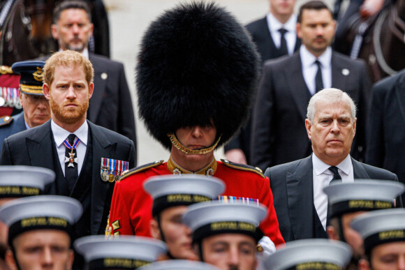 Le prince Harry, duc de Sussex, le prince Andrew, duc d'York - Arrivées au service funéraire à l'Abbaye de Westminster pour les funérailles d'Etat de la reine Elizabeth II d'Angleterre. Le 19 septembre 2022.