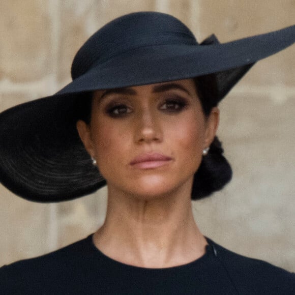 Meghan Markle - Procession du cercueil de la reine Elizabeth II d'Angleterre de Wesminster Hall où il était exposé au public, jusqu'à l'Abbaye de Westminster. Le cercueil est installé sur l'affût du canon, puis tiré par 142 marins de la Royal Navy à l'aide de cordages, dans la plus pure tradition de la monarchie britannique. Cette tradition remonte aux funérailles d'Etat de la reine Victoria en février 1901. Londres, le 19 septembre 2022. 