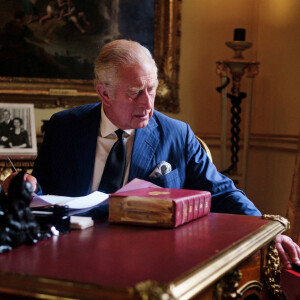 Le roi Charles III d'Angleterre, dans son bureau du palais de Buckingham, à Londres., le 11 septembre 2022. 