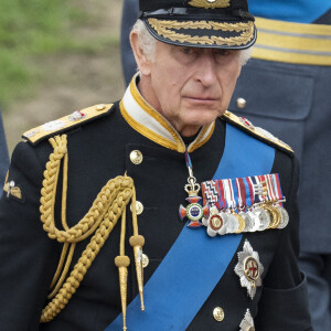 Le roi Charles III d'Angleterre - Procession pédestre des membres de la famille royale depuis la grande cour du château de Windsor (le Quadrangle) jusqu'à la Chapelle Saint-Georges, où se tiendra la cérémonie funèbre des funérailles d'Etat de reine Elizabeth II d'Angleterre. Windsor, le 19 septembre 2022.