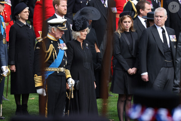 Le roi Charles III d'Angleterre, la reine consort Camilla Parker Bowles, le prince Harry, duc de Sussex, la princesse Beatrice d'York, le prince Andrew, duc d'York - Procession du cercueil de la reine Elizabeth II d'Angleterre de l'Abbaye de Westminster à Wellington Arch à Hyde Park Corner.
