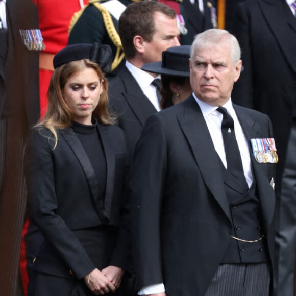 Le roi Charles III d'Angleterre, la reine consort Camilla Parker Bowles, le prince Harry, duc de Sussex, la princesse Beatrice d'York, le prince Andrew, duc d'York - Procession du cercueil de la reine Elizabeth II d'Angleterre de l'Abbaye de Westminster à Wellington Arch à Hyde Park Corner.