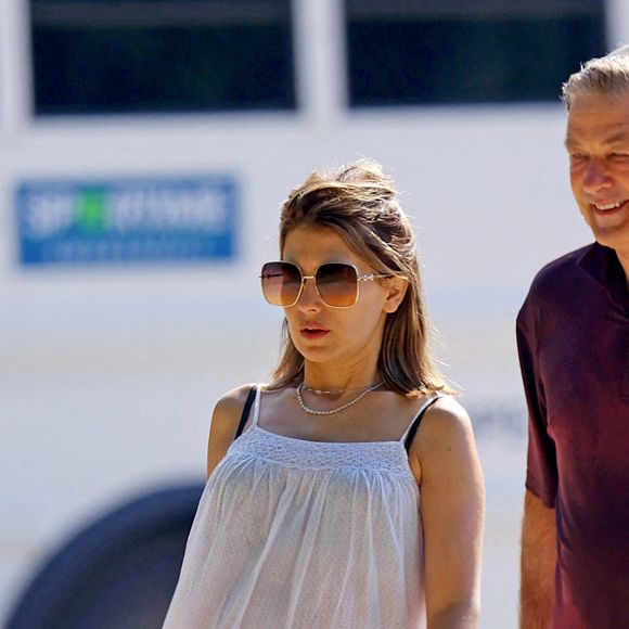 Alec Baldwin et sa femme Hilaria enceinte lors d'une balade dans les Hamptons, le 2 juillet 2022. 