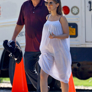 Alec Baldwin et sa femme Hilaria enceinte lors d'une balade dans les Hamptons, le 2 juillet 2022. 