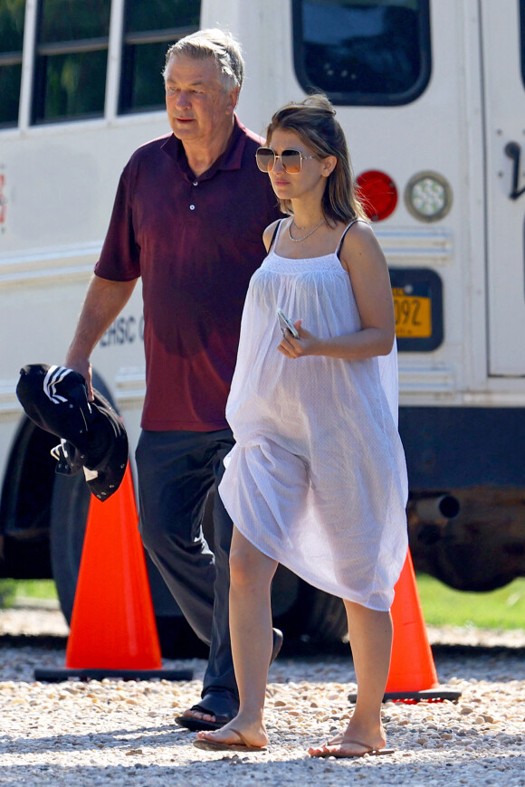 Alec Baldwin et sa femme Hilaria enceinte lors d'une balade dans les Hamptons, le 2 juillet 2022. 