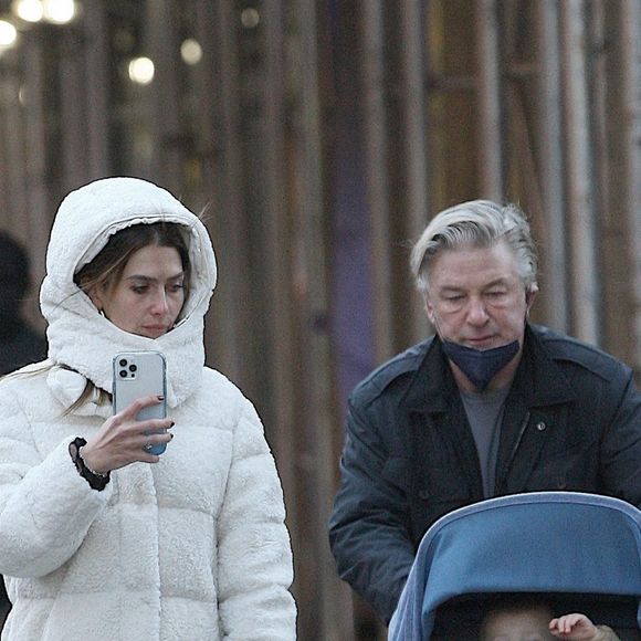 Alec Baldwin et sa femme Hilaria promènent leur fils Eduardo en poussette à New York, le 23 novembre 2021. 
