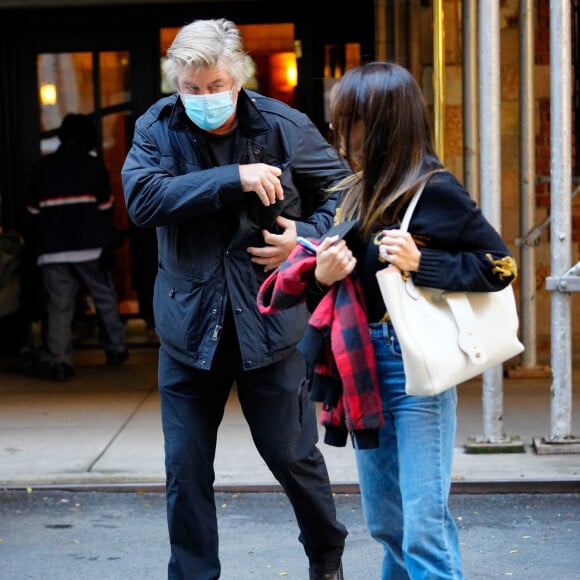 Alec Baldwin et sa femme Hilaria se promènent à New York, le 9 novembre 2021. 