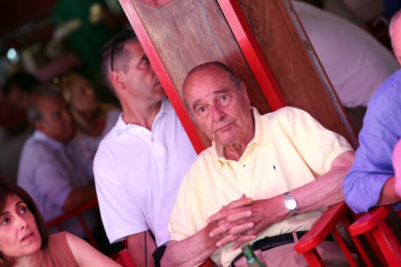 Jacques Chirac avec plusieurs amis sur la terrasse du Sénéquier à Saint-Tropez le 10 août 2012.