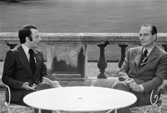 En France, à Paris, lors du journal télévisé depuis l'Hôtel Matignon, Yves Mourousi et Jacques Chirac. Le 4 mars 1975 © Michel Croizard via Bestimage