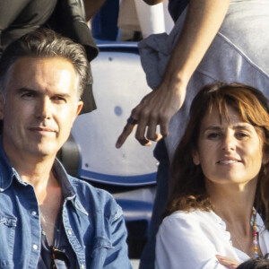 Faustine Bollaert, son mari Maxime Chattam et leurs enfants Abbie et Peter sont en tribune lors de la rencontre de football Paris Saint Germain PSG contre Clermont (4-0) au Parc des Princes à Paris le 11 septembre 2021. 