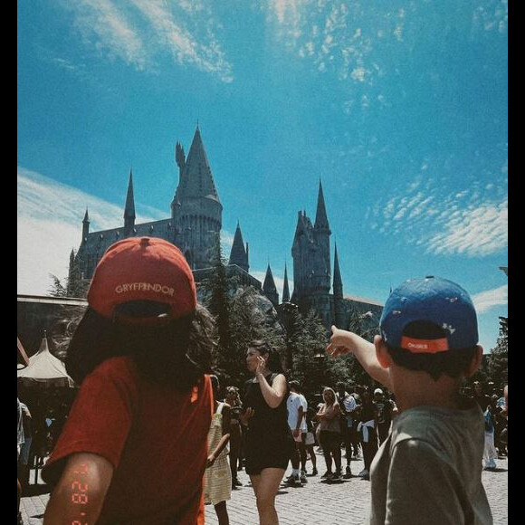 Abbie et Peter, les enfants de Faustine Bollaert et Maxime Chattam