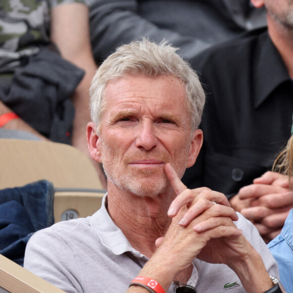 Denis Brogniart et sa femme Hortense - Célébrités dans les tribunes des internationaux de France de Roland Garros à Paris le 30 mai 2022. © Cyril Moreau - Dominique Jacovides/Bestimage