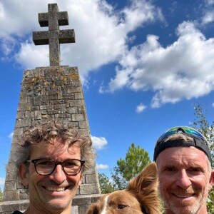 Denis Brogniart prend la pose avec son frère Gilles sur Instagram, la ressemblance est frappante.