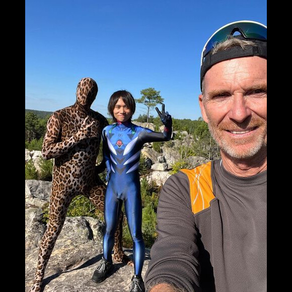 Denis Brogniart prend la pose avec son frère Gilles sur Instagram, la ressemblance est frappante.