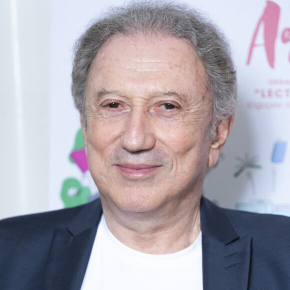 Michel Drucker - Festival des Livres et des Artistes organisé par l'association "Lecture pour Tous" engagée dans la lutte contre l'illettrisme au Mail Branly à Paris le 3 juillet 2022. © Pierre Perusseau / Jack Tribeca / Bestimage