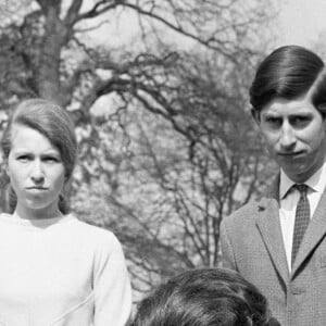 La reine Elisabeth II d'Angleterre, son mari le prince Philip, ses quatre enfants (Charles, Anne, Andrew et Edward) en 1968. 