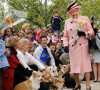 La reine Elisabeth II d'Angleterre avec ses corgis en 2005 au Canada