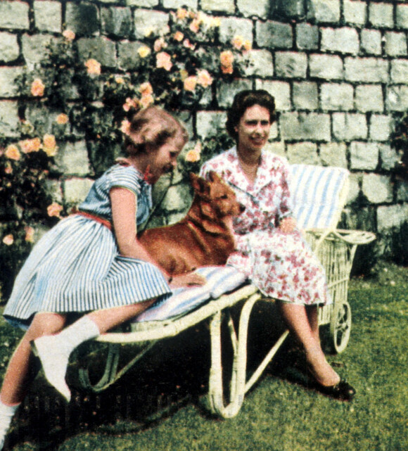 La reine Elisabeth II d'Angleterre et sa fille la princesse Anne en 1960. © Photoshot/panoramic/Bestimage 