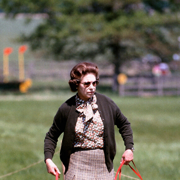 La reine Elisabeth II d'Angleterre à Windsor en 1980 avec ses corgis.