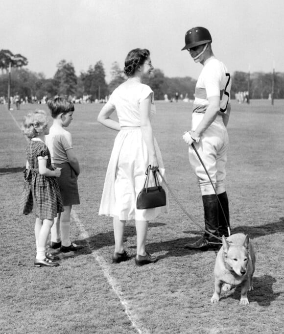 La reine Elisabeth II d'Angleterre en 1956 avec ses corgis et ses enfants