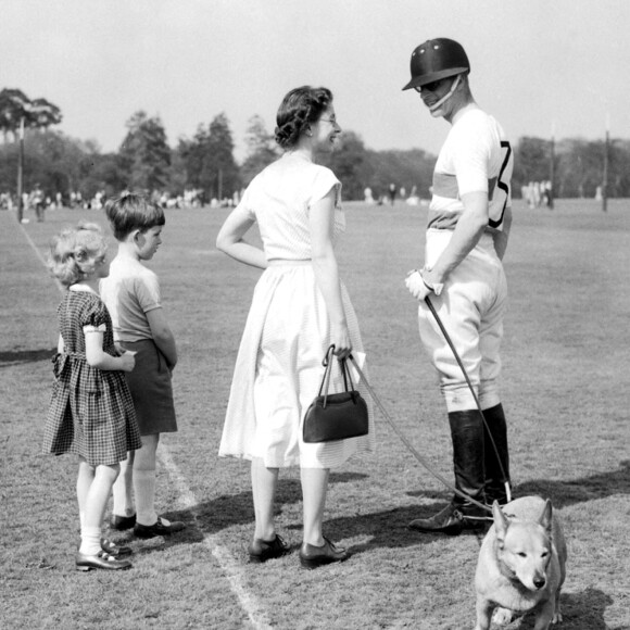 La reine Elisabeth II d'Angleterre en 1956 avec ses corgis et ses enfants