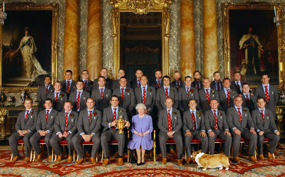 La reine Elisabeth II d'Angleterre en 2003 avec l'équipe d'Angleterre et ses corgis