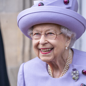 La reine Elizabeth II assiste à un défilé de loyauté des forces armées dans les jardins du palais de Holyroodhouse, à Édimbourg, à l'occasion de son jubilé de platine en Écosse. La cérémonie fait partie du voyage traditionnel de la reine en Écosse pour la semaine de Holyrood. Edimbourg, le 28 juin 2022. 