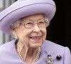 La reine Elizabeth II assiste à un défilé de loyauté des forces armées dans les jardins du palais de Holyroodhouse, à Édimbourg, à l'occasion de son jubilé de platine en Écosse. La cérémonie fait partie du voyage traditionnel de la reine en Écosse pour la semaine de Holyrood.