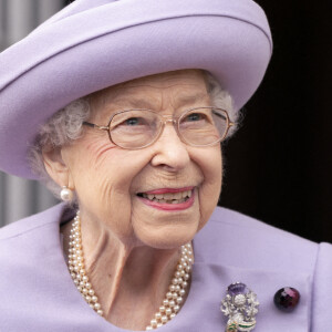 La reine Elizabeth II assiste à un défilé de loyauté des forces armées dans les jardins du palais de Holyroodhouse, à Édimbourg, à l'occasion de son jubilé de platine en Écosse. La cérémonie fait partie du voyage traditionnel de la reine en Écosse pour la semaine de Holyrood.