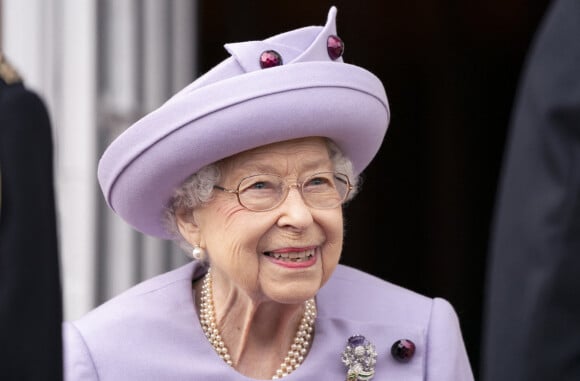 La reine Elizabeth II assiste à un défilé de loyauté des forces armées dans les jardins du palais de Holyroodhouse, à Édimbourg, à l'occasion de son jubilé de platine en Écosse. La cérémonie fait partie du voyage traditionnel de la reine en Écosse pour la semaine de Holyrood.