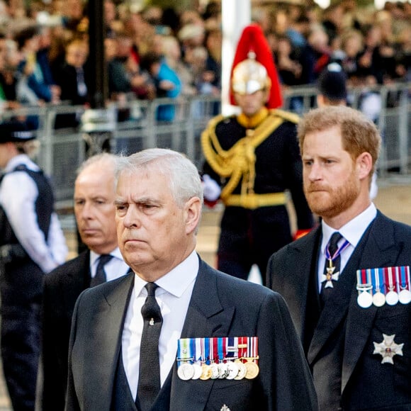 Le prince Harry, duc de Sussex et le prince Andrew, duc d'York - Procession cérémonielle du cercueil de la reine Elisabeth II du palais de Buckingham à Westminster Hall à Londres, Royaume Uni, le 14 septembre 2022. 