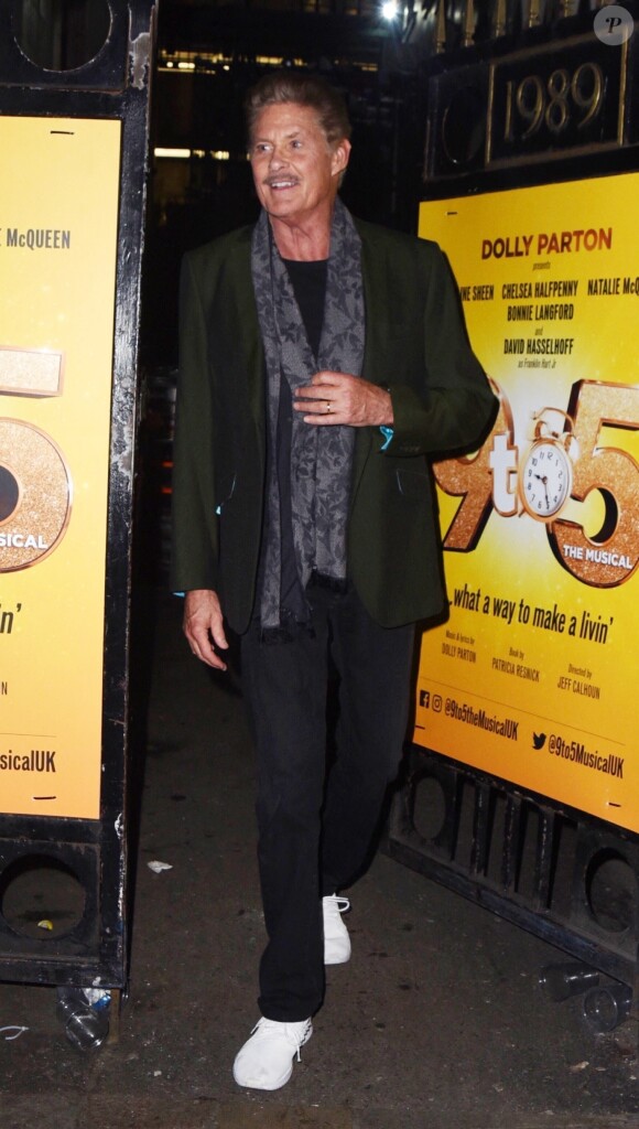 David Hasselhoff signe des autographes à ses fans en quittant le théâtre Savoy où il joue dans la comédie musicale "9 to 5" à Londres, le 2 décembre 2019.