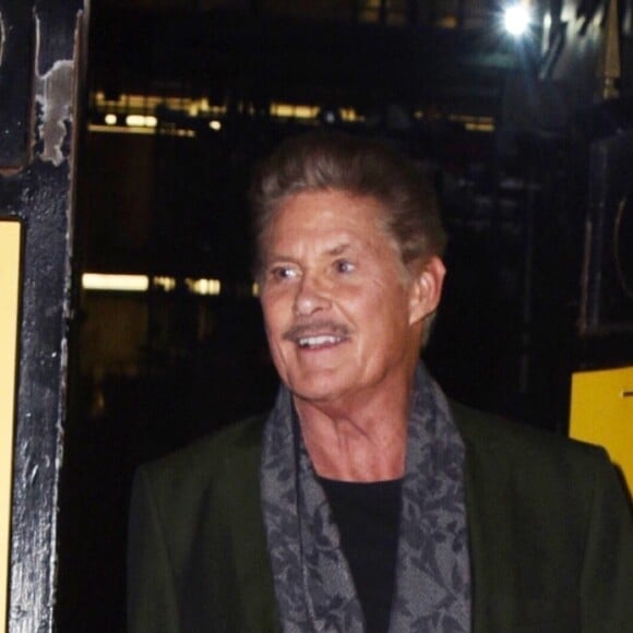 David Hasselhoff signe des autographes à ses fans en quittant le théâtre Savoy où il joue dans la comédie musicale "9 to 5" à Londres, le 2 décembre 2019.