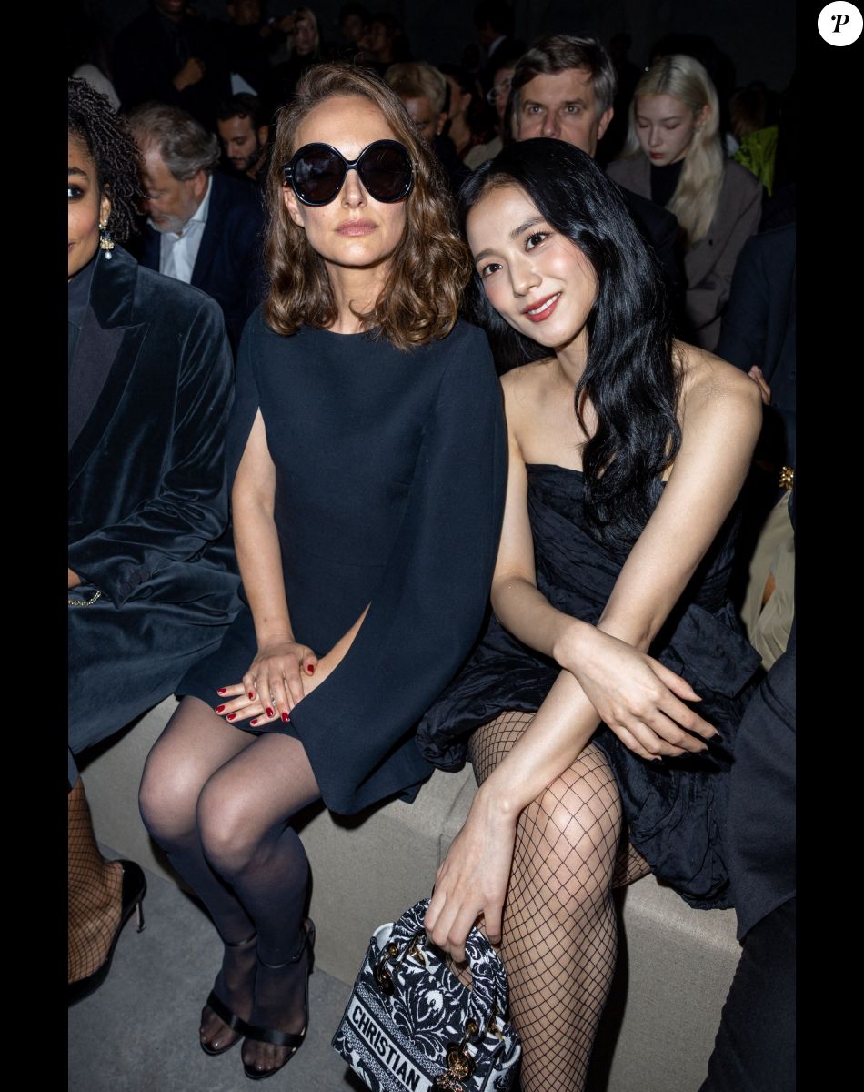 Natalie Portman et Jisoo - Font Row du défilé Dior Collection Femme Prêt-à-porter Printemps/Eté 2023 lors de la Fashion Week de Paris, France, le 27 septembre 2022. © Olivier Borde/Bestimage