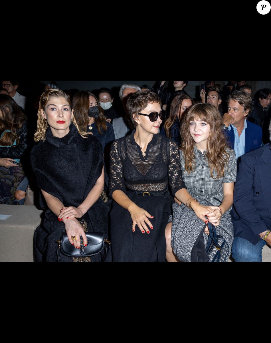 Rosamund Pike, Maggie Gyllenhaal et Ramona Sarsgaar - Font Row du défilé Dior Collection Femme Prêt-à-porter Printemps/Eté 2023 lors de la Fashion Week de Paris, France, le 27 septembre 2022. © Olivier Borde/Bestimage