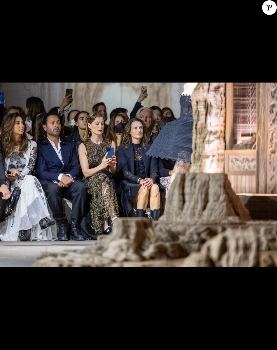 Guest, Rosamund Pike et Camille Cottin - Font Row du défilé Dior Collection Femme Prêt-à-porter Printemps/Eté 2023 lors de la Fashion Week de Paris, France, le 27 septembre 2022. © Olivier Borde/Bestimage