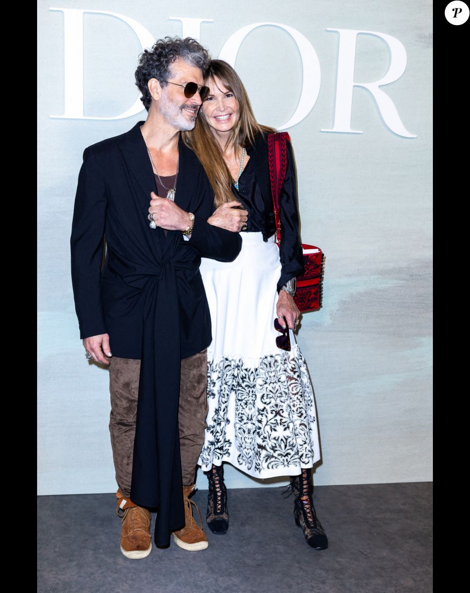 Elle Macpherson et guest - Photocall du défilé Dior Collection Femme Prêt-à-porter Printemps/Eté 2023 lors de la Fashion Week de Paris, France, le 27 septembre 2022. © Olivier Borde/Bestimage