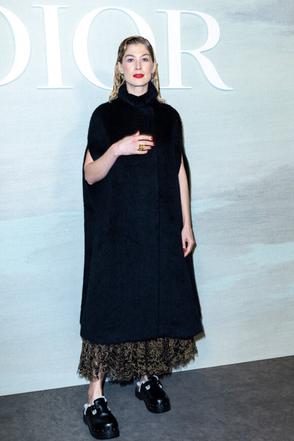 Rosamund Pike - Photocall du défilé Dior Collection Femme Prêt-à-porter Printemps/Eté 2023 lors de la Fashion Week de Paris, France, le 27 septembre 2022. © Olivier Borde/Bestimage 