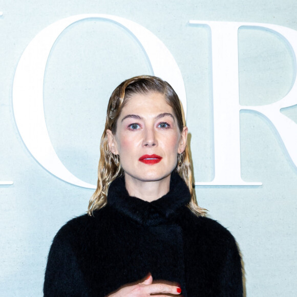 Rosamund Pike - Photocall du défilé Dior Collection Femme Prêt-à-porter Printemps/Eté 2023 lors de la Fashion Week de Paris, France, le 27 septembre 2022. © Olivier Borde/Bestimage 