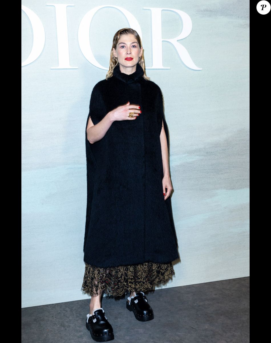 Rosamund Pike - Photocall du défilé Dior Collection Femme Prêt-à-porter Printemps/Eté 2023 lors de la Fashion Week de Paris, France, le 27 septembre 2022. © Olivier Borde/Bestimage